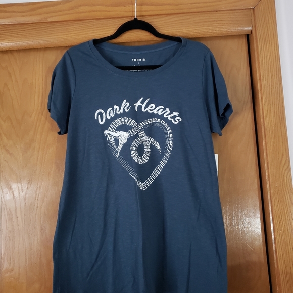 Torrid Dark Hearts snake t-shirt size 1 NWT